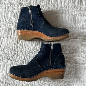 Troentorp blue suede clog boots with silver zipper
